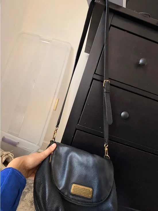 Marc Jacobs Black Leather Crossbody with Gold Plaque - Picture 2 of 7